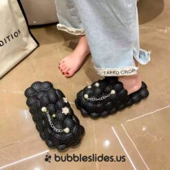 Mejora cada conjunto con la edición negra decorada con perlas personalizadas Bubble Slides