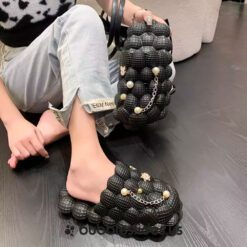 Mejora cada conjunto con la edición negra decorada con perlas personalizadas Bubble Slides